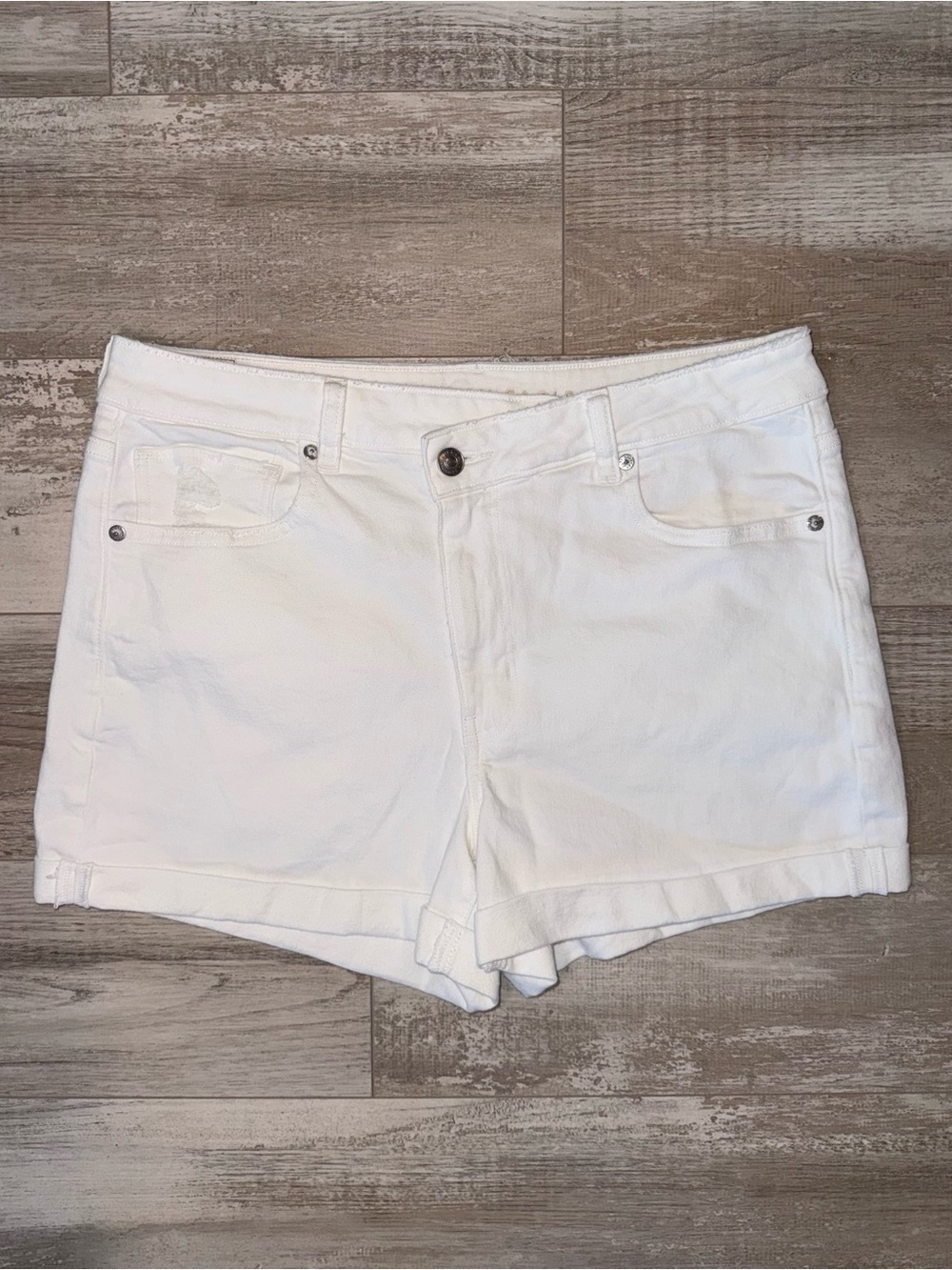 American Eagle White Mom Shorts High Rise Stretch Denim Cuffed Summer Size 12 - Picture 1 of 9